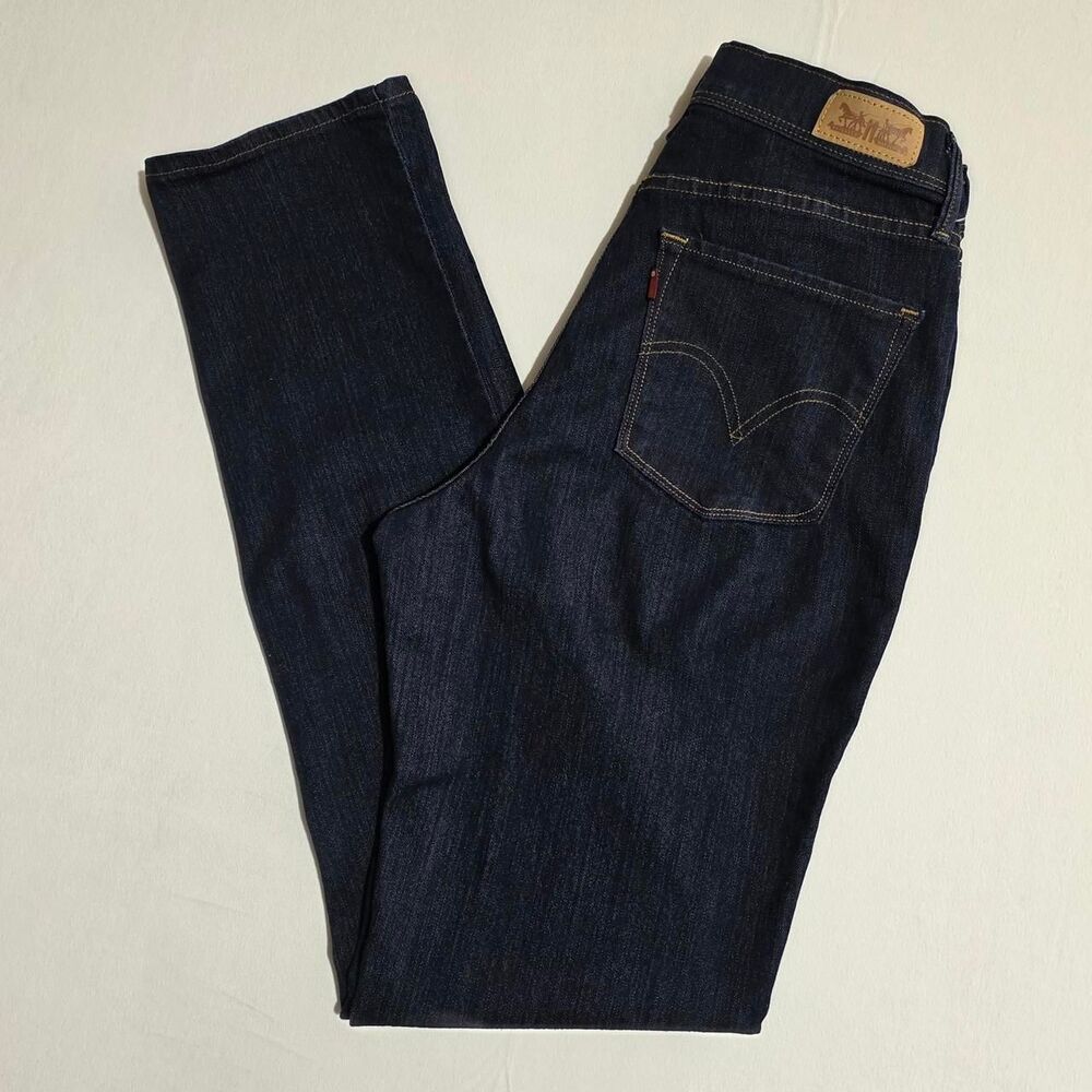 Levi's Women's Perfectly Slimming 512 Straight Leg Jeans in a size 6 dark wash